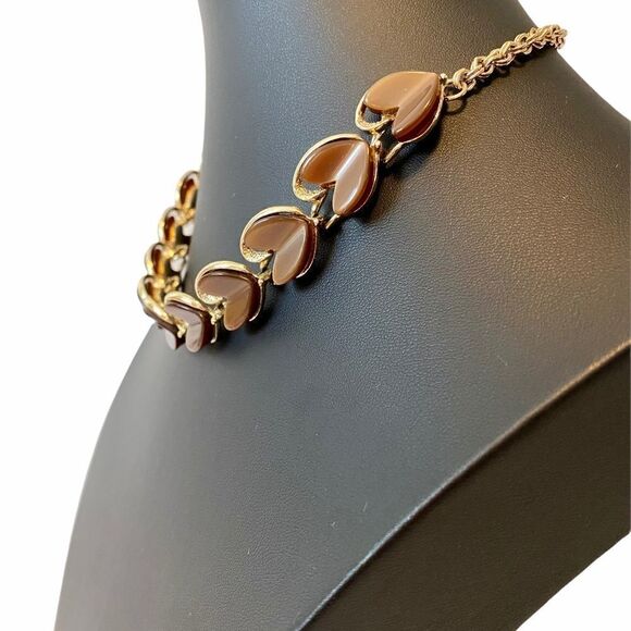 Beautiful Bakelite Vintage Gold Toned Choker of Pearly Brown Hearts. - Picture 3 of 6